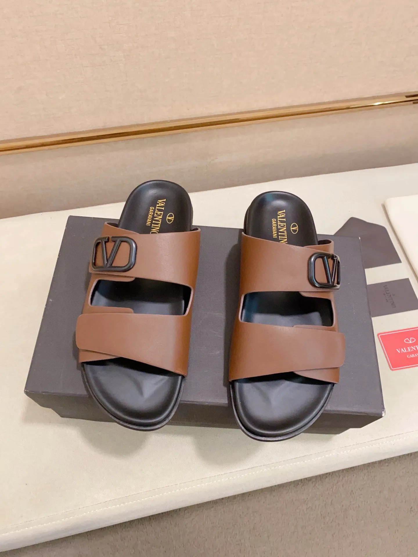 Men's shoes💰: 440💰[Valentino] New men's boutique slippers, counter quality, classic plaid, the actual workmanship is quite complex🔰The uppers are made of imported fabrics➕🐑Sheepskin lining, which tests the craftsman's craftsmanship➕original PU outsole. Size: 38-44 (45 can be customized, non-refundable)